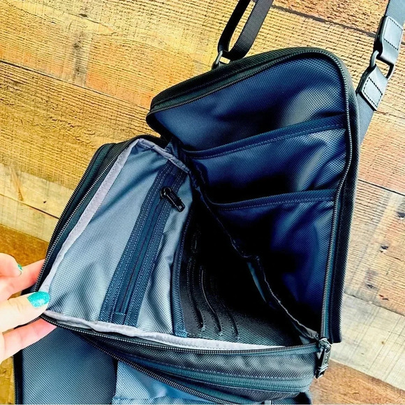 Tumi Alpha 2 FXT Black Organizer Travel Tote Shoulder Crossbody Bag - Picture 11 of 16